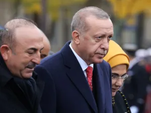 Turkish President Recep Tayyip Erdogan (R) and Turkish Foreign Minister Mevlut Cavusoglu (AFP)