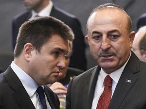 Ukraine's Foreign Affairs minister Pavlo Klimkin (L) talks with Turkey's Foreign Affairs minister Mevlut Cavusoglu (R) (AFP)