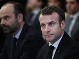 French President Emmanuel Macron (R) and French Prime Minister Edouard Philippe (L)  (AFP)