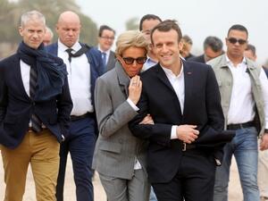 French President Emmanuel Macron (R) and his wife Brigitte are pictured during their visit to the temple of Abu Simbel in southern Egypt 
Ludovic MARIN / AFP