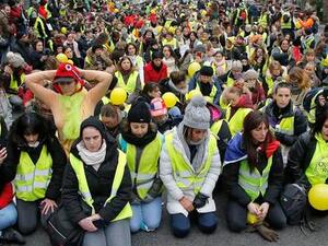 Several hundred women wearing Yellow Vests have marched through Paris (Twitter)