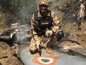 Pakistan soldier on the Indian warplane (Twitter)