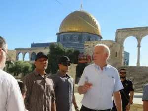 Minister of Agriculture in the Israeli government "Uri Ariel" stormed the courtyards of Al-Aqsa Mosque (Twitter)
