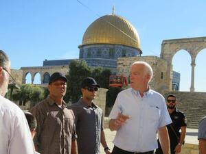 Minister of Agriculture in the Israeli government "Uri Ariel" stormed the courtyards of Al-Aqsa Mosque (Twitter)