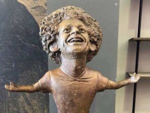 Bizarre sculpture of Mohamed Salah (Twitter)