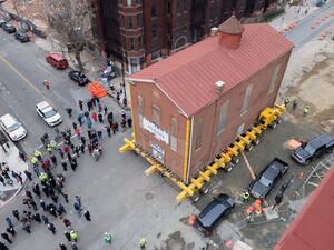Workers move Adas Israel synagogue (Twitter)