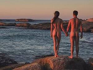 Nudist couple become Instagram stars (Twitter)