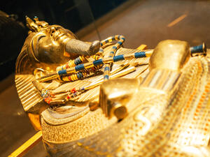 Original gold mask of the pharaoh in museum (Shutterstock)