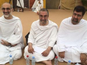 غضنفر ركن آبادي(يمين) في الحج