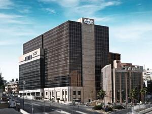 أن البنك العربي والذي يتخذ من عمان، الأردن، مقراً له تأسس في العام 1930 وهو يمتلك واحدة من أكبر الشبكات المصرفية العربية العالمية، والتي تضم ما يزيد عن 600 فرع موزعة عبر خمس قارات. 