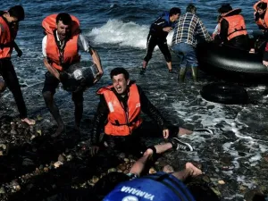 لاجئون يعبرون البحر الى الشواطىء الأوروبية
