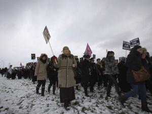 Thousands of Kurds take part in a rally, on Tuesday in Villiers-le-Bel, to pay tribute and demand justice for three top Kurdish activists from a separatist group banned in Turkey shot dead in the French capital. (AFP PHOTO/JOEL SAGET)