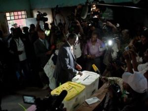 رئيس الوزراء الكيني رال اودينغا المرشح للانتخابات الرئاسية يدلي بصوته في نيروبي العاصمة/أ.ف.ب