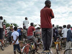 People watch the opposition's campaign against a referendum for constitutional amendment which allows incumbent President Pierre Nkurunziza stay in power for another 16 years, in Kabezi, south of Bujumbura, Burundi, May 11, 2018. (AFP/ File Photo))