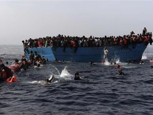 Refugees wait to be rescued by members of the Proactiva Open Arms NGO in the Mediterranean Sea, October 4, 2016. (AFP)