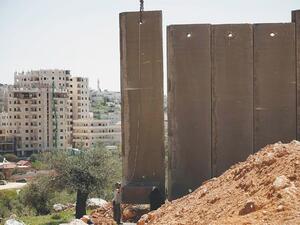 Beit Jala: Israeli workers place the new section of the separation barrier. (AFP)