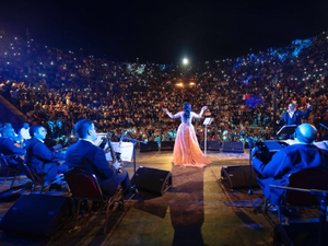  أحلام بفستان باللون الوردي الدافئ طويل مع ذيل خلفي ممتد