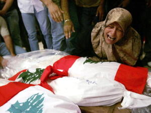 أم لبنانية تنوح على من فقدت خلال حرب تموز عام 2006. 