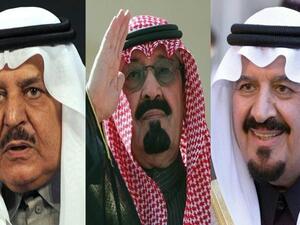 الملك السعودي يتوسط وليي العهد الراحلين سلطان ونايف