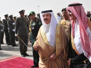 أمير منطقة الرياض في استقبال ملك البحرين