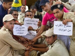 الجنود المصريون معتصمون ضد اختطاف زملائهم.