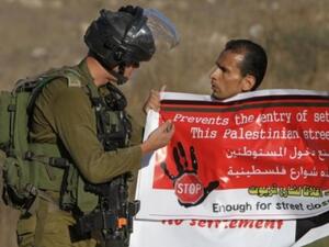 متظاهر فلسطيني في مواجهة مع جندي اسرائيلي. 