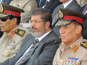 الرئيس مرسي وإلى جانبه طنطاوي. 