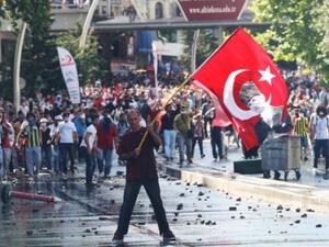 متظاهر تركي ضد حكومة أردوغان. 
