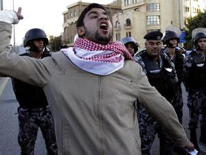 شاب أردني يتظاهر ضد قرار رفع الأسعار 