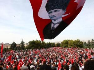 علم يحمل صورة مؤسس تركيا الحديثة جمال أتاتورك 