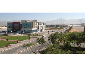 أن الجامعة الأمريكية في رأس الخيمة هي جامعة حكومية مستقلة مختلطة للتعليم العالي.