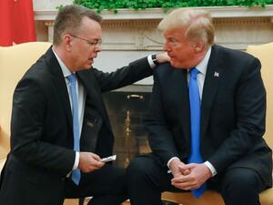 Freed American pastor Andrew Brunson (L) prays for US President Donald Trump at the White House in Washington, DC, October 13, 2018.(ROBERTO SCHMIDT / AFP)