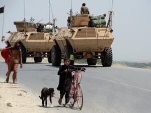Afghan children walk past security force personnel as they leave a village during an operation against Islamic State (IS) militants in the Chaparhar district of Nangarhar province on May 21, 2017. (AFP/Noorullah Shirzada)