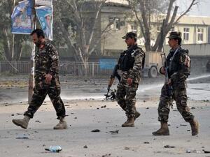 عناصر امن افغان في موقع الهجوم على مركز للشرطة في جلال اباد
