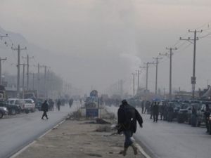 الدخان ينطلق من حافلة الجيش الافغاني التي هاجمها الانتحاريان في كابول/أ.ف.ب