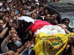تشييع فلسطيني استشهد خلال مواجهات مع جنود اسرائيليين على الحدود بين لبنان واسرائيل
