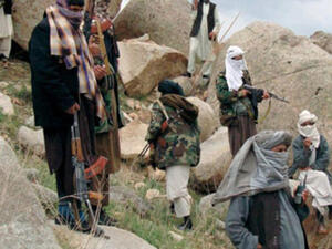 مسلحون من “طالبان” هاجموا القاعدة العسكرية الأمريكية وبينهم انتحاريون