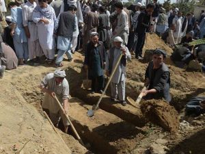 تشييع ضحايا تفجير انتحاري وهجوم مسلح تبناه (داعش) على مسجد للشيعة في كابول