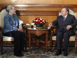 الرئيس الجزرائري عبدالعزيز بوتفليقه ووزيرة الخارجية الاميركية هيلاري كلينتون/ارشيف