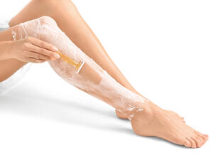 إزالة الشعر في اتجاه نموه من أكثر الأمور انتشاراً بين السيدات (shutterstock.com)