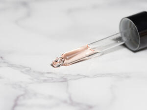 واظبي على استعمال مصل غنيّ بمضادات الأكسدة لتوحيد لون البشرة (shutterstock.com)