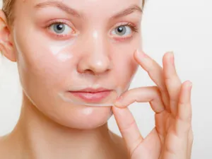 تحتاح البشرة كل فترة إلى عمل صنفرة من أجل إزالة الجلد الميت (shutterstock.com)