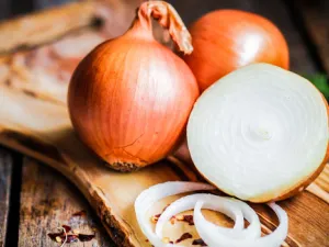 يستخدم البصل لعلاج تساقط الشعر وقشرة الرأس (shutterstock.com)