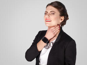 لعلاج حساسية الحلق يجب أخذ قسط من الراحة وتجنّب الإجهاد البدني الزائد