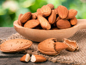 للوز فائدة أخرى مهمة وهي خفض الوزن الزائد