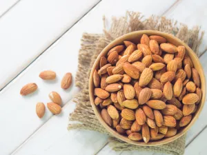 من فوائد اللوز أنه يحمي البشرة من أشعة الشمس
