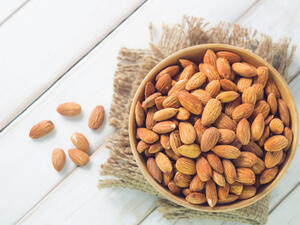 من فوائد اللوز أنه يحمي البشرة من أشعة الشمس
