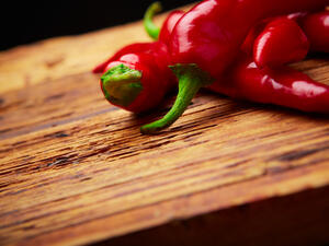 لا ينبغي لمس العين أو أي مكان قريب منها بعد لمس الفلفل الحار