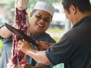 يوصى بالتقليل أو بتجنب القطع الأكثر دهنية مثل الأعضاء الداخلية كالكبد 