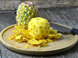 قشور الأناناس المغلية في المياه ممكن أن تعزز صحة الإنسان